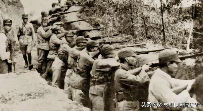 1943年2月，武工队队长罗俊蹲在李家庄李新华家的炕头上，盯着桌上的煤油灯，火苗