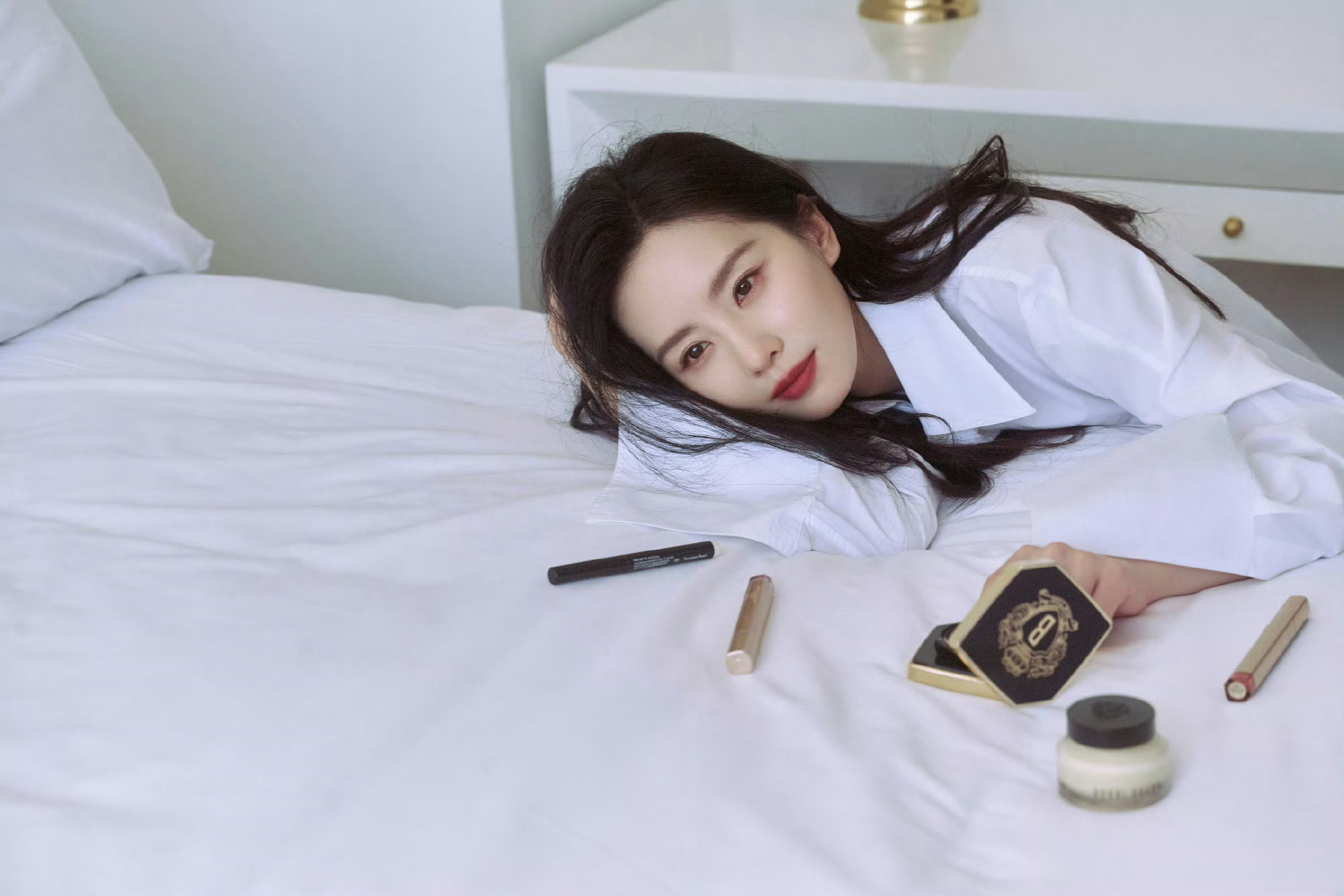 刘诗诗白衬衫花絮照 刘诗诗白衬衫花絮照，率性冷感解锁多面表现力，展现洒脱与自由，
