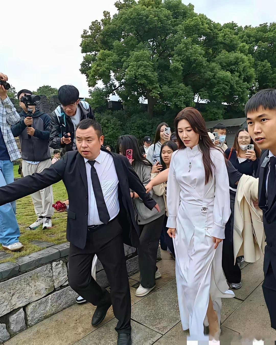 我的天爷！真是万万没料到，女神在现实里竟也这么出挑，难怪那么多人喜欢她。 