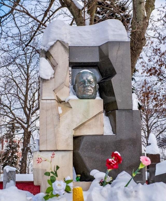 还真有人这么干，跑到赫鲁晓夫墓前插了根玉米。就因为这位大哥当年在苏联使劲推玉米，