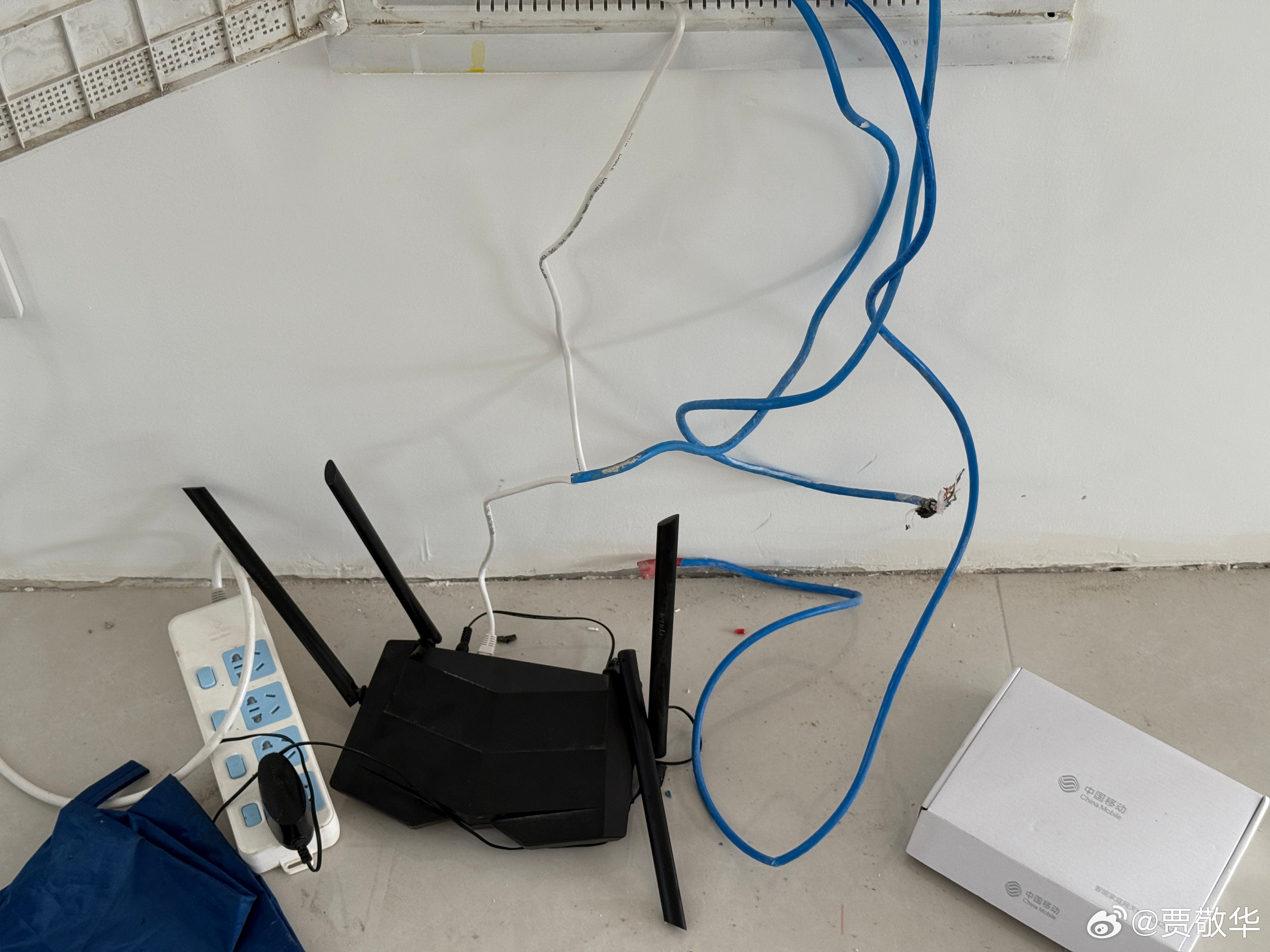 邻居说他家网速慢，找我帮忙看看。我去看了下，他家路由器是十几年前的老产品，天线还