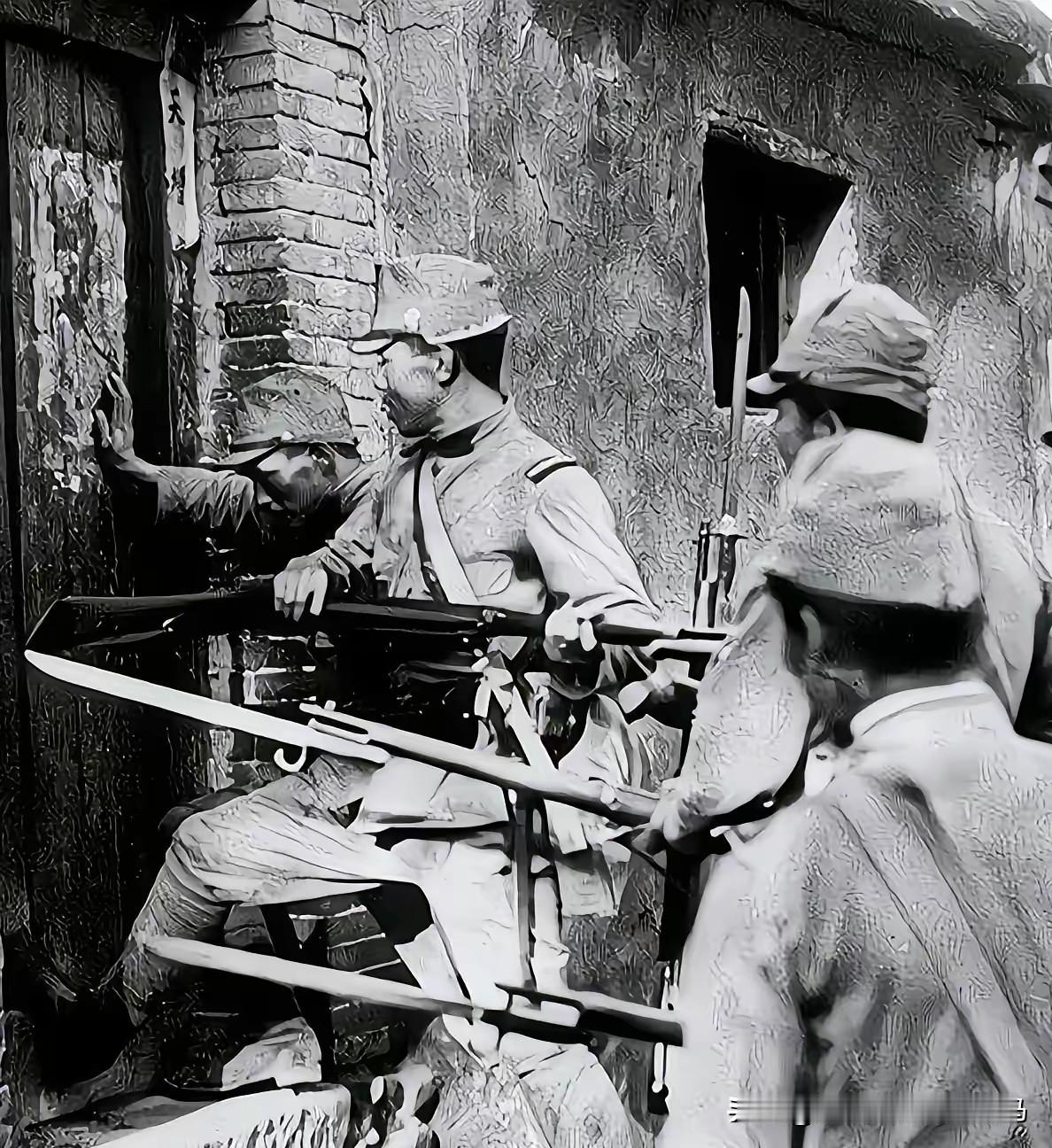 1940年，日军进村后，开始三五成群地闯入中国老百姓家里扫荡。
​​这群鬼子端着