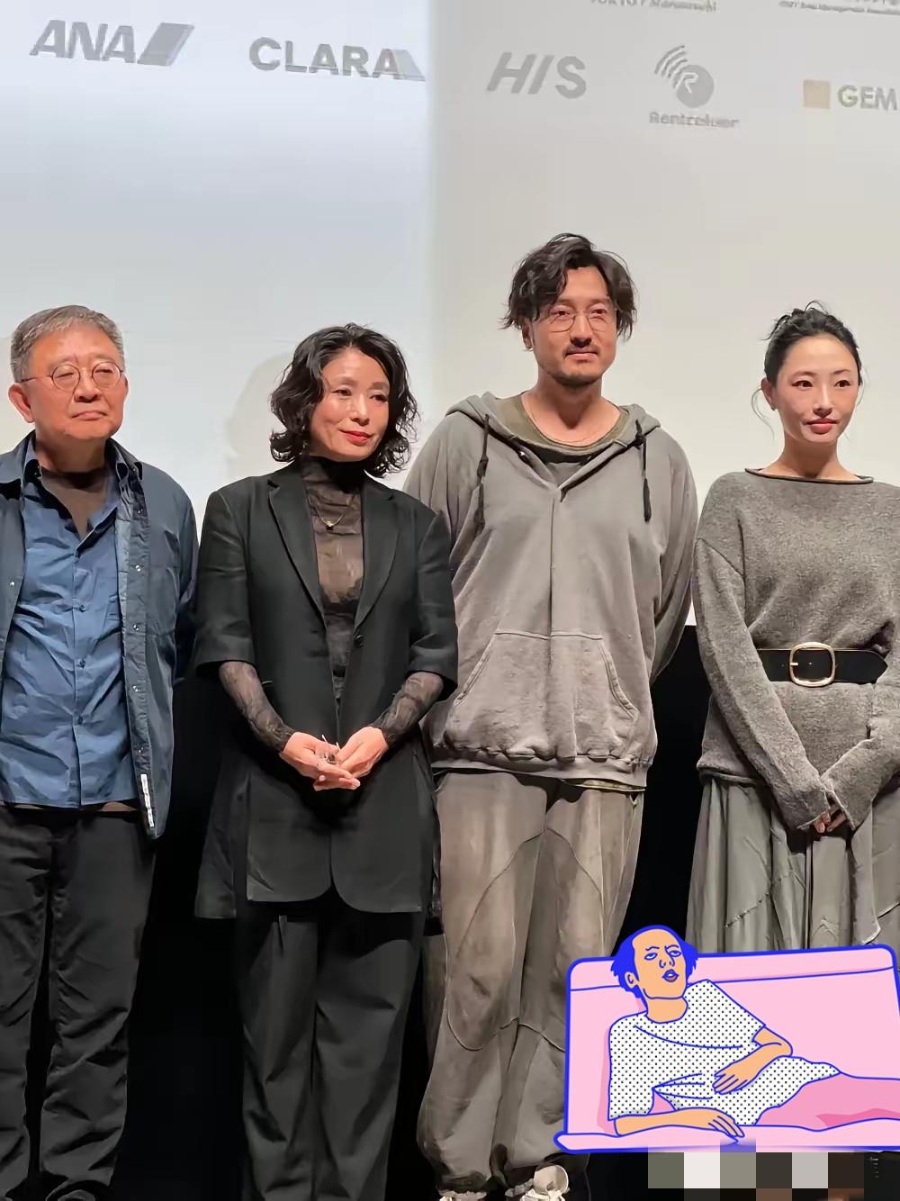 这波操作真的看傻了！
白百何带着俩儿子提前连夜回国，东京电影节闭幕式都直接缺席，