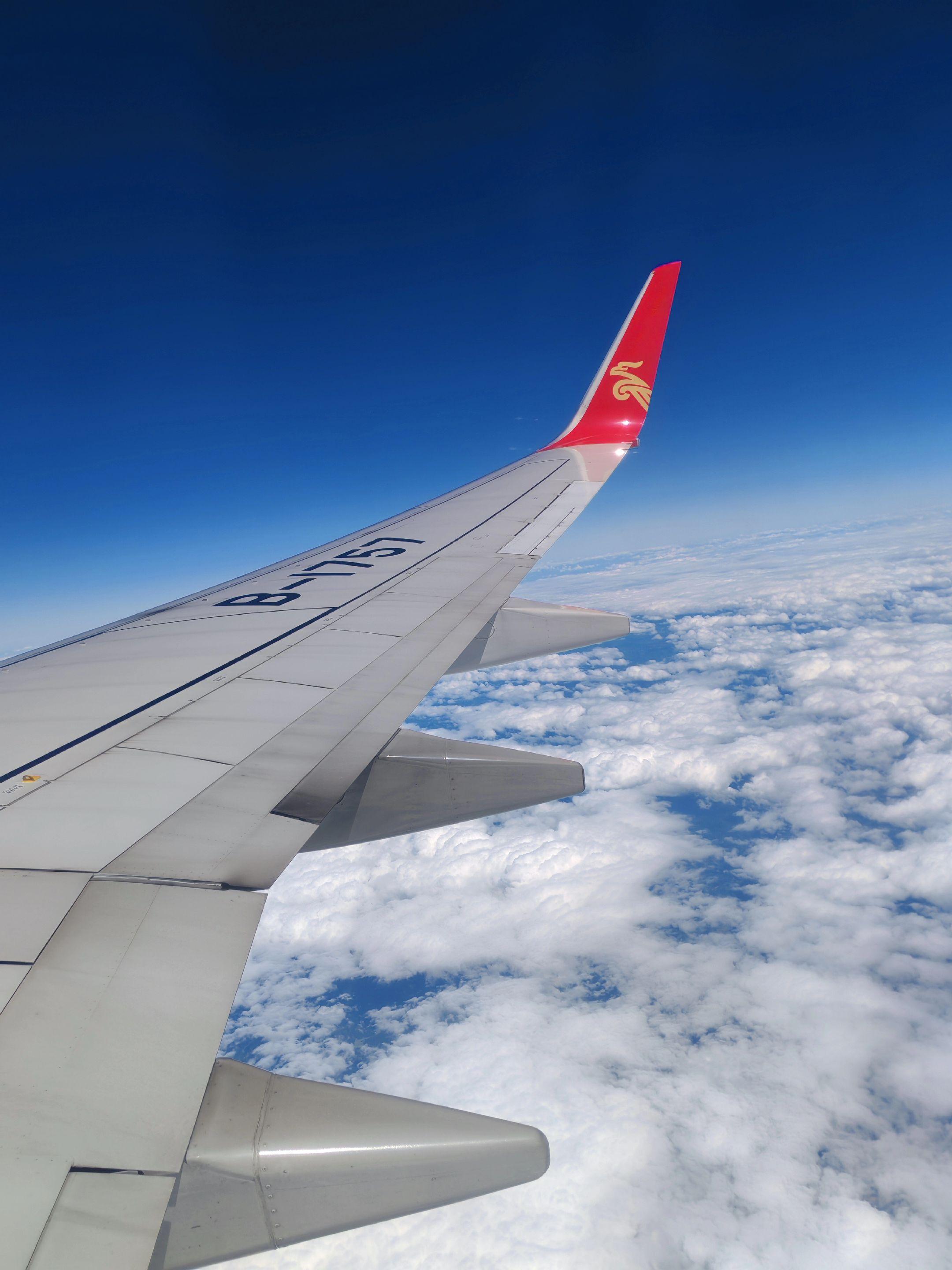 飞行模式在飞机上拍的云海，蓝天白云，睛空万里，天空之镜，飞机在洁白的云...