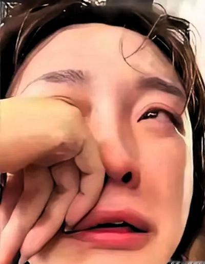 河南icon一29岁女孩无偿捐献骨髓，救了一名17岁白血病icon男孩。没想到，