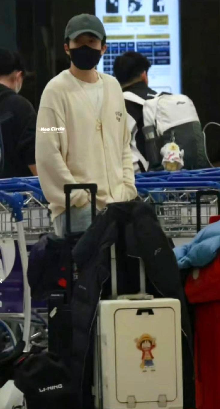 刚下飞机，王楚钦孙颖莎就直奔VIP通道，两人全程戴着口罩，一句话没说。
 
落地