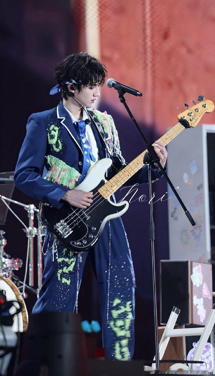 朱志鑫我连心疼你都有时差TOP演唱会的选曲朱志鑫我连心疼你都有时差，TOP演唱会