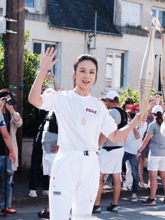 6月6日，汤唯抵达巴黎，担任巴黎奥运会火炬手。 ​​​
