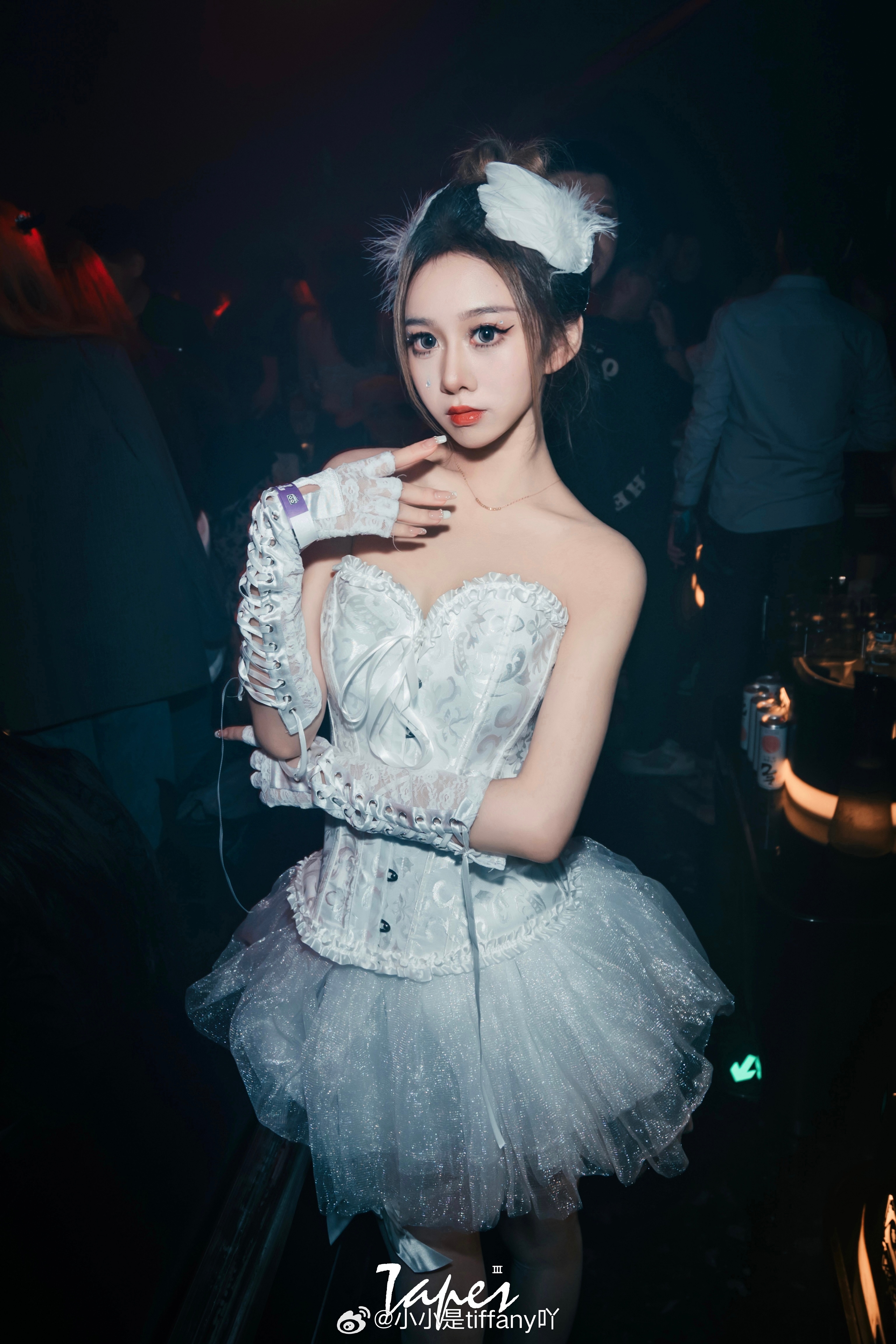 来一张预告🦢#预告##烟熏碎钻白天鹅妆#  ​​​