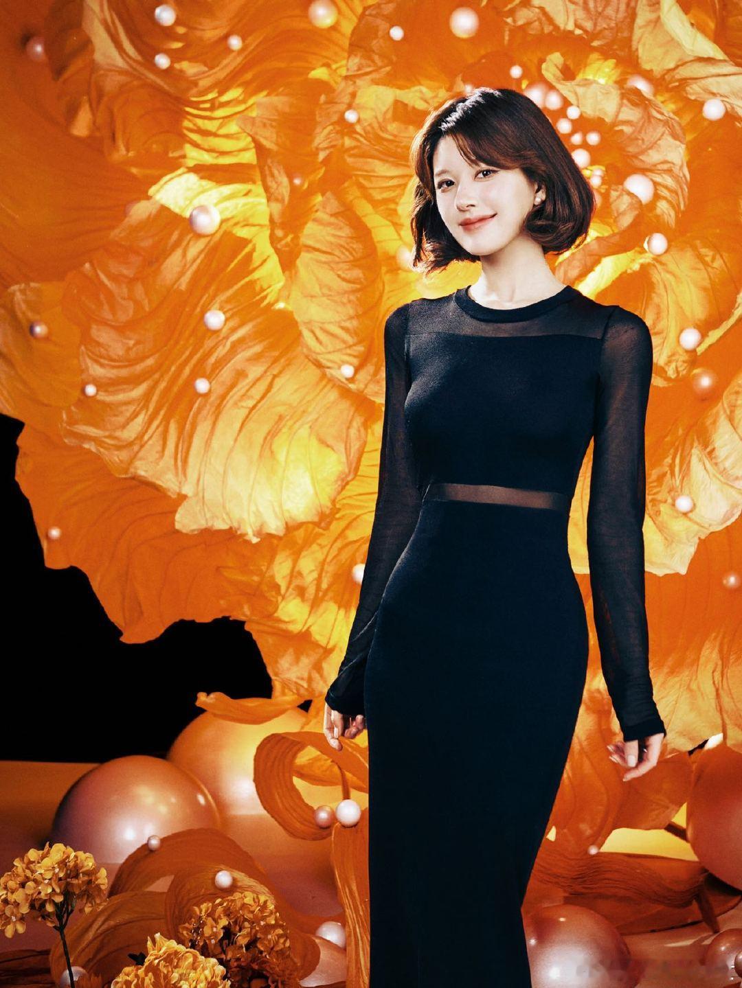 #赵露思手捧花大片#这是哪个花园跑出来的花仙子啊！赵露思美得不像话，这组手捧花大