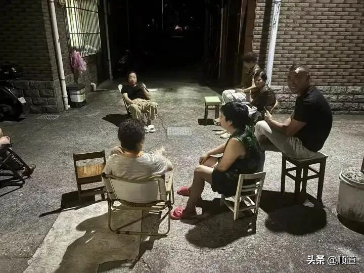 9月3日，浙江舟山螺门附近海域，受台风外围影响，拖虾船提前回港。
本来3日0点，