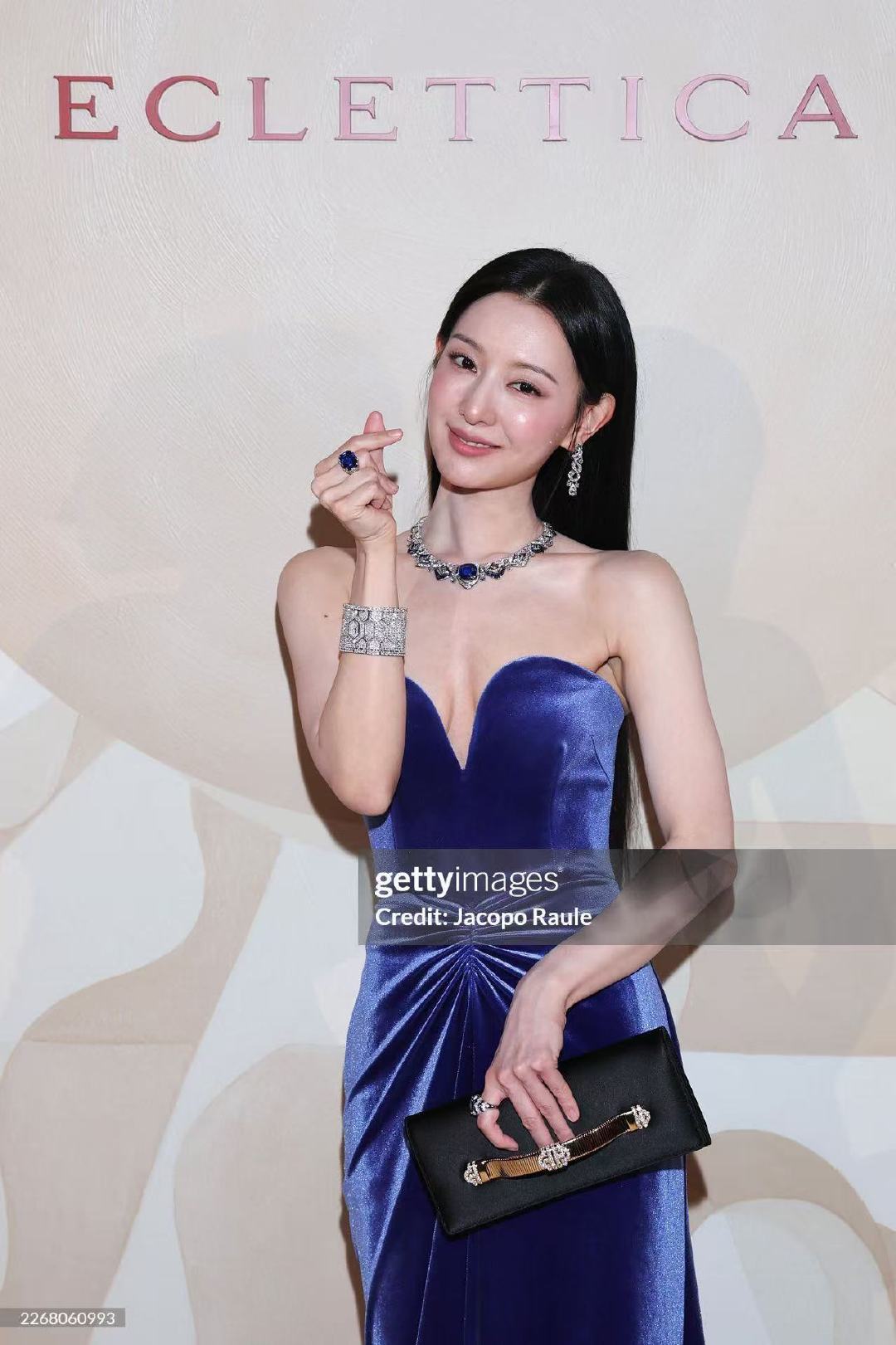 金智媛宝格丽高珠展状态没认出来这是金智媛金智媛亮相宝格丽高珠展，一下子没认出来 