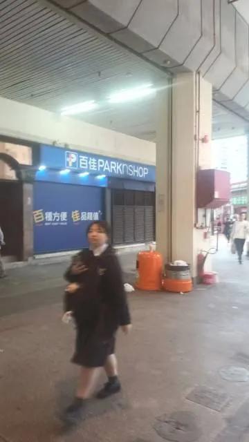 地铁站口巴士总站交通要冲，贪方便掀罩袒露的垃圾桶，校服学生上班族汇流穿梭此地开始