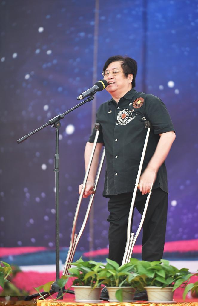郑智化以前在别的地方都是自己拄拐杖上飞机，到了深圳机场就要众星捧月般地对待他，一