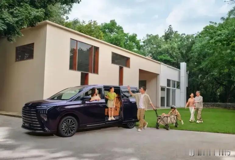 先说说空间，星海V9车身长达5.2米，轴距有3018mm，这得房率高达85.2%