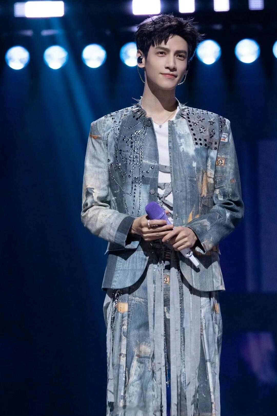 不知道罗云熙在唱什么光看脸了 致命颜值吸引力！歌声飘过不留痕，但他的每个表情都刻