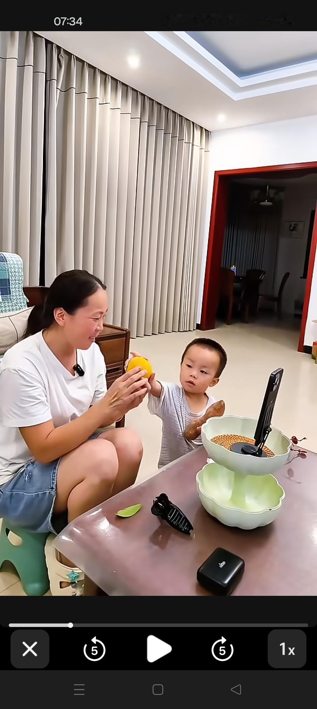 成成小主播上岗啦！😍


这个小主播好急呀， 心里完全晓得 就是嘴巴说不来[呲