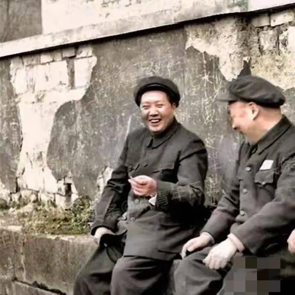 真正的伟人从不用“位置”拉开和普通人的距离，毛泽东就是最好的例子。身居最高位，却