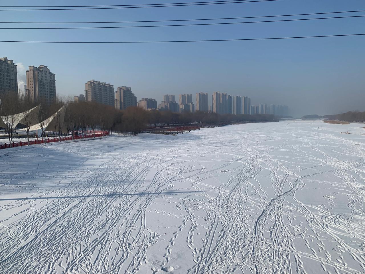 过年其实很多人并不快乐，要不非常忙碌，要不这一年没混好，怕别人攀比。
还有很多普