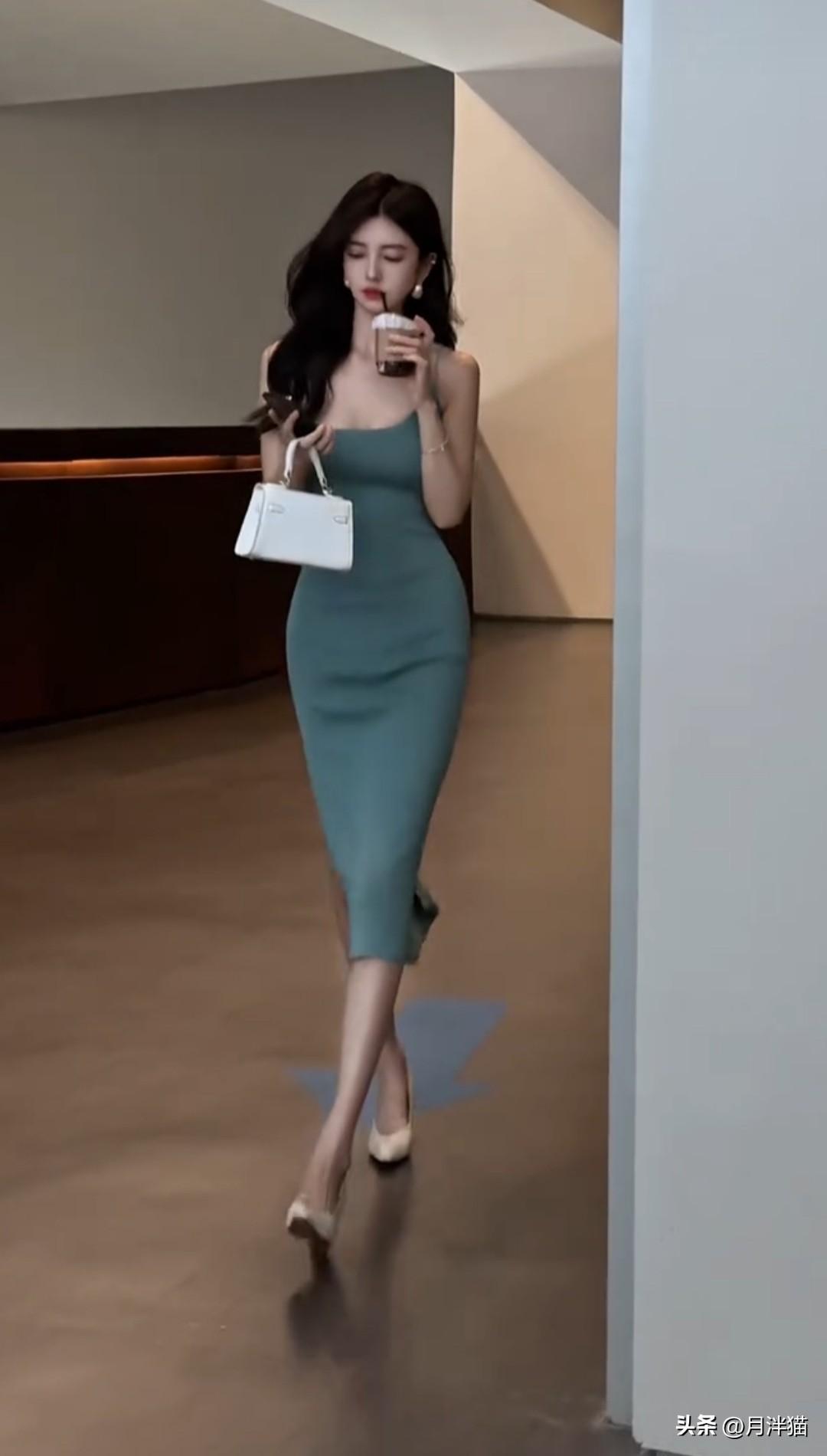 在阳光慵懒的午后，一位美女身着辣妹纯欲风吊带绿裙，优雅地漫步着。那绿裙随步伐轻轻