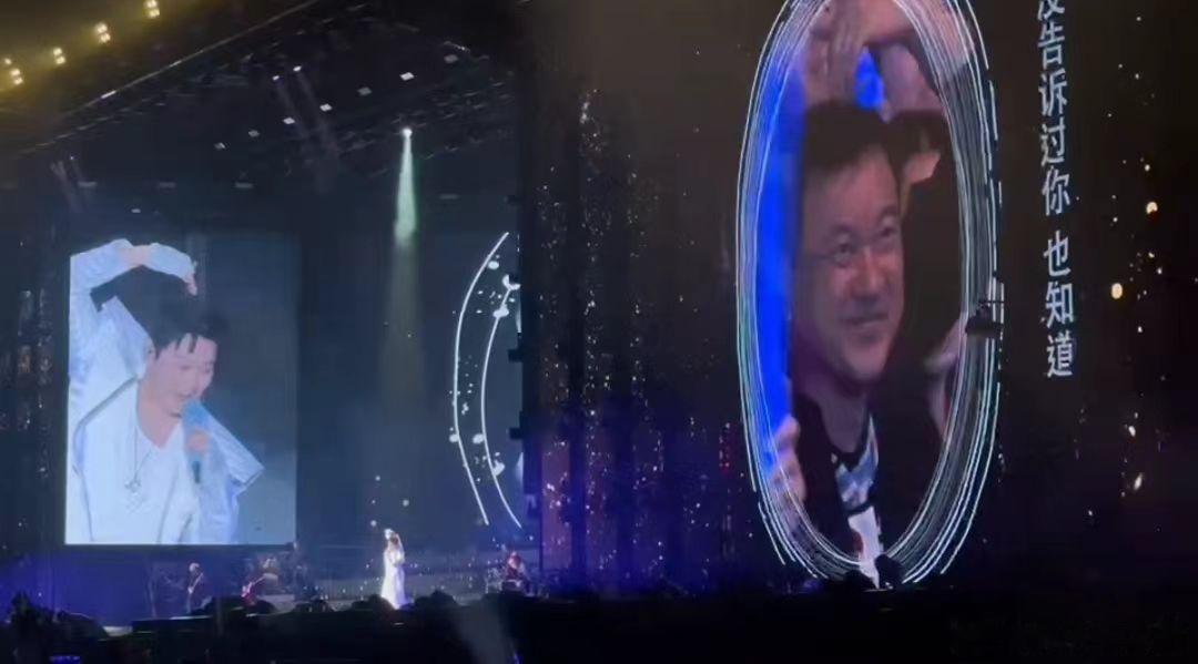 张信哲默契比心正确率100%  张信哲和粉丝比心终于默契一把了  张信哲深圳演唱