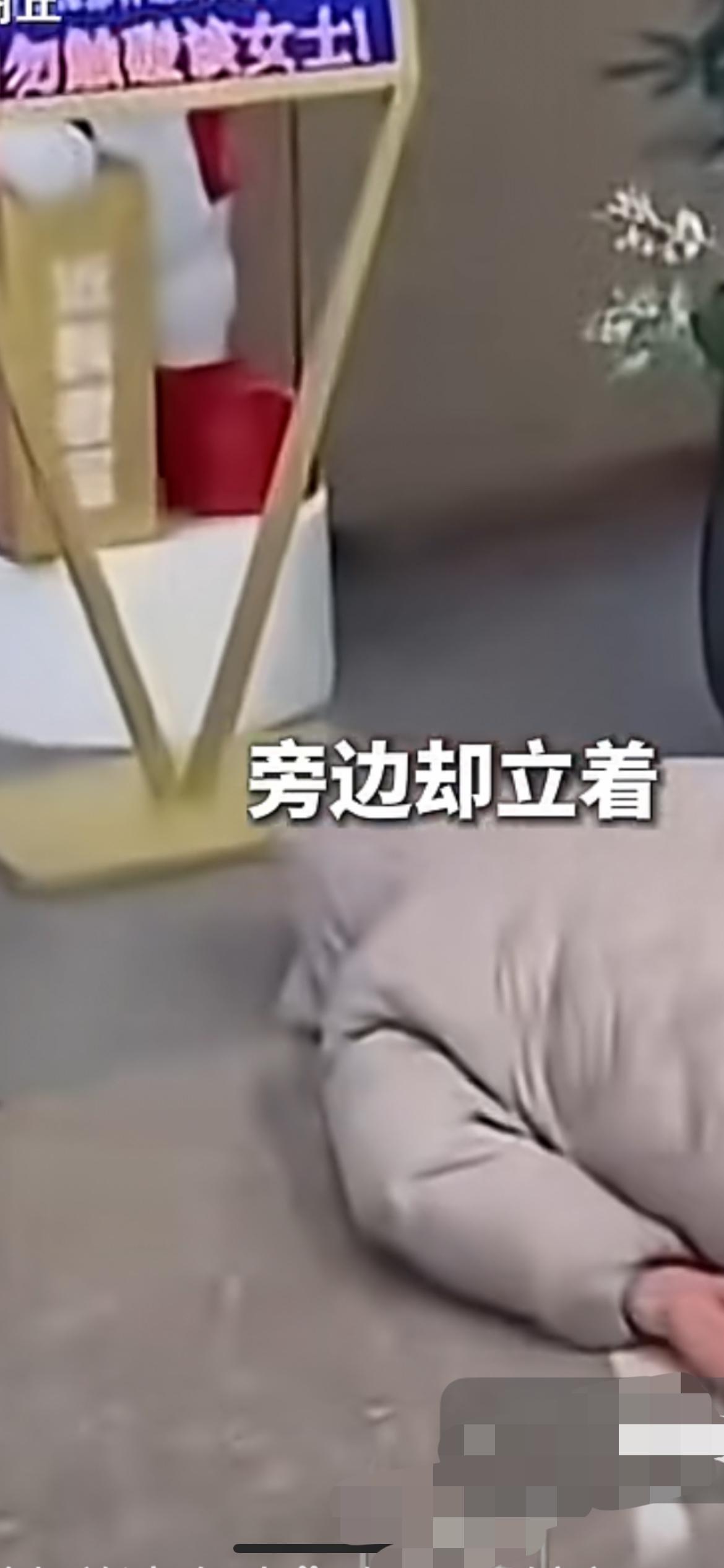 “请勿触碰该女子”，女子餐馆门口趴地被立牌。1月13日河南商丘，一名50来岁的女