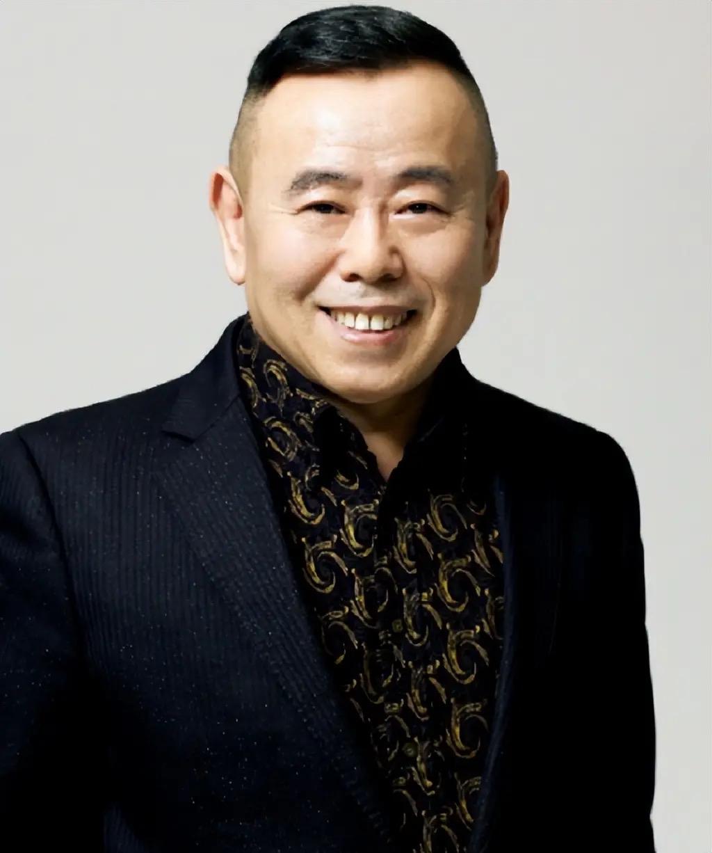 潘长江激动官宣：《举起手来3》正式开机！有人说：靠装疯卖傻的时代过去了。以前看是