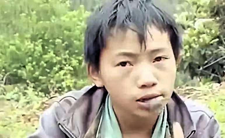 广西6岁男孩，父亲意外去世，母亲抛弃他带着弟弟离开，为了生存，他挖野菜、采野果，