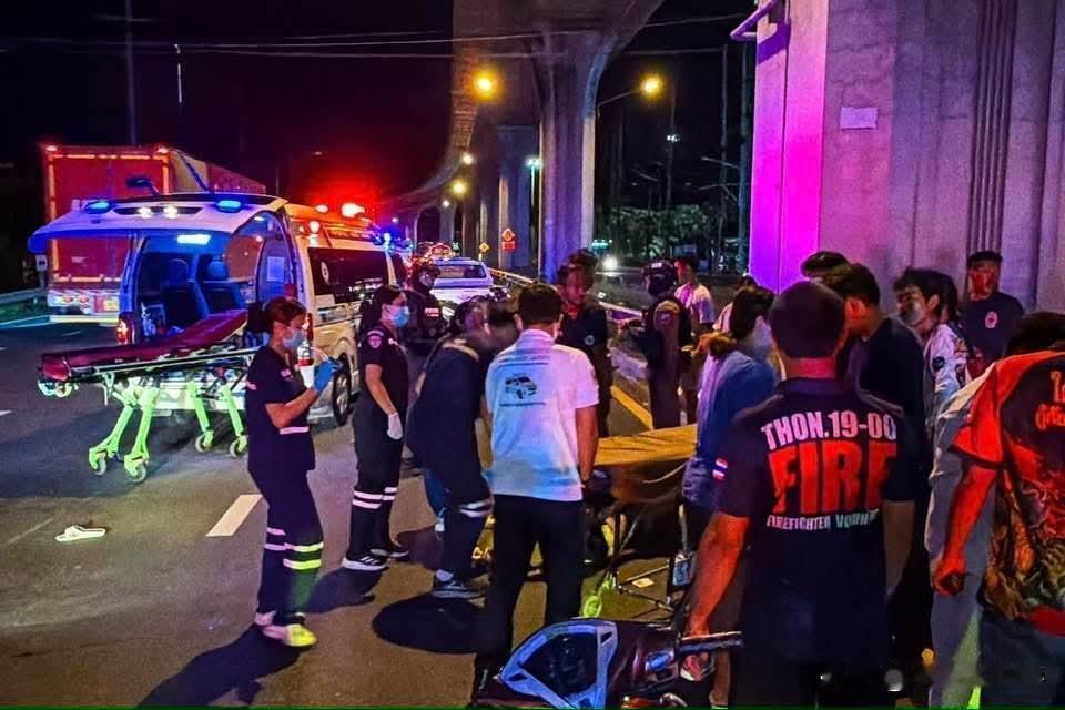 【素坤逸路深夜发生摩托车相撞！4人受伤，16岁少女重伤昏迷、耳朵出血】

⚠️ 