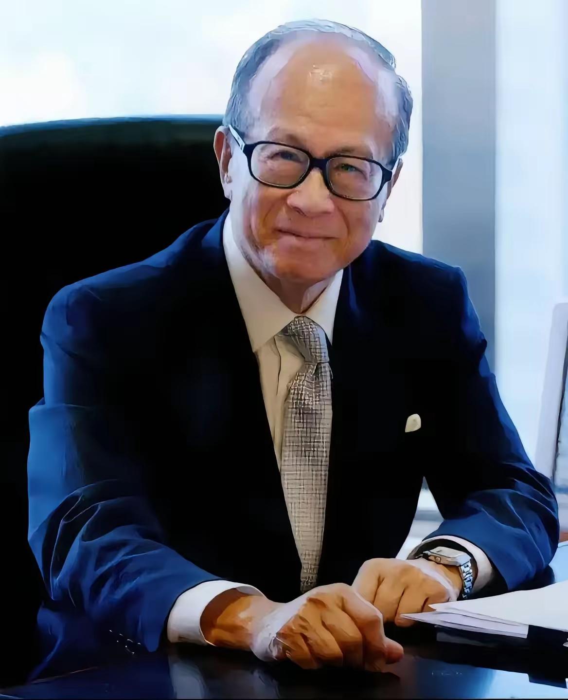 李嘉诚拿出8千万港元救助失火者，帮困难家庭渡过难关。
香港高楼大火烧死了十几人。