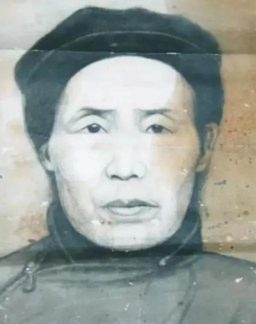 半夜，开国大将王树声被敌人追杀，躲进一位大娘进家中，敌人高喊：抓住王树声赏200