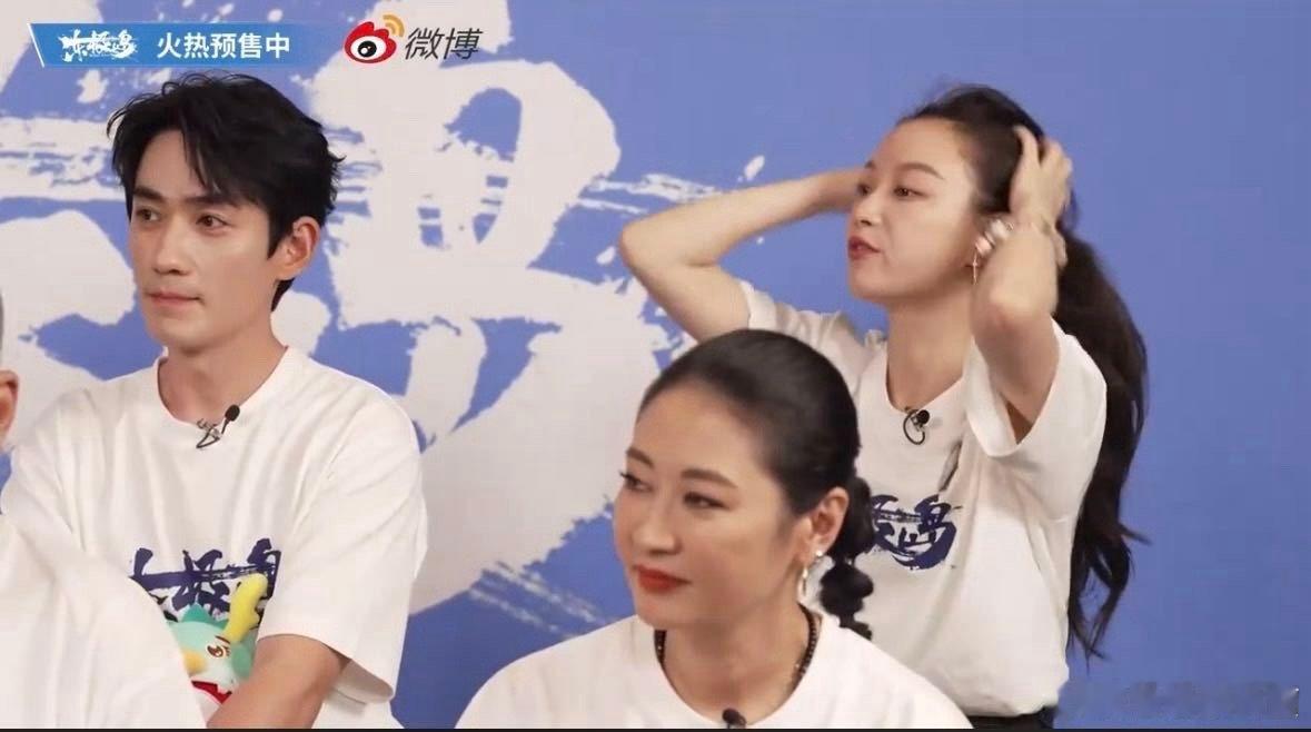 倪妮回应东极岛造型让人认不出 《东极岛》直播信息量绝了！倪妮为贴近阿花晒黑，和朱