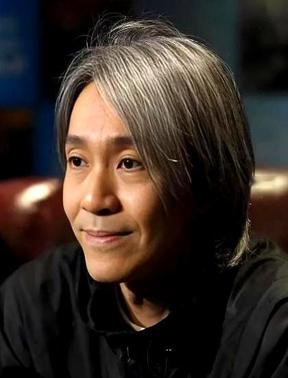 很多人总觉得周星驰无妻无子、晚年孤苦伶仃很可怜，想多了吧。一群月薪五千的人，在替