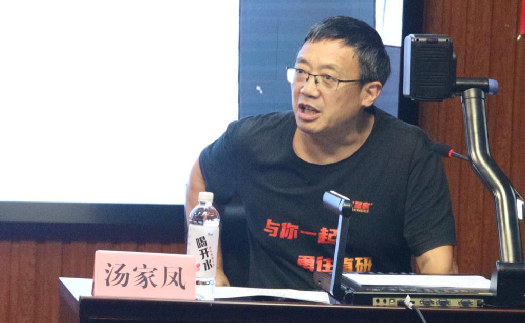 记得当年大陆一批台湾问题专家，无论在什么场合都呼吁给台湾同胞送大礼，送红包，让利