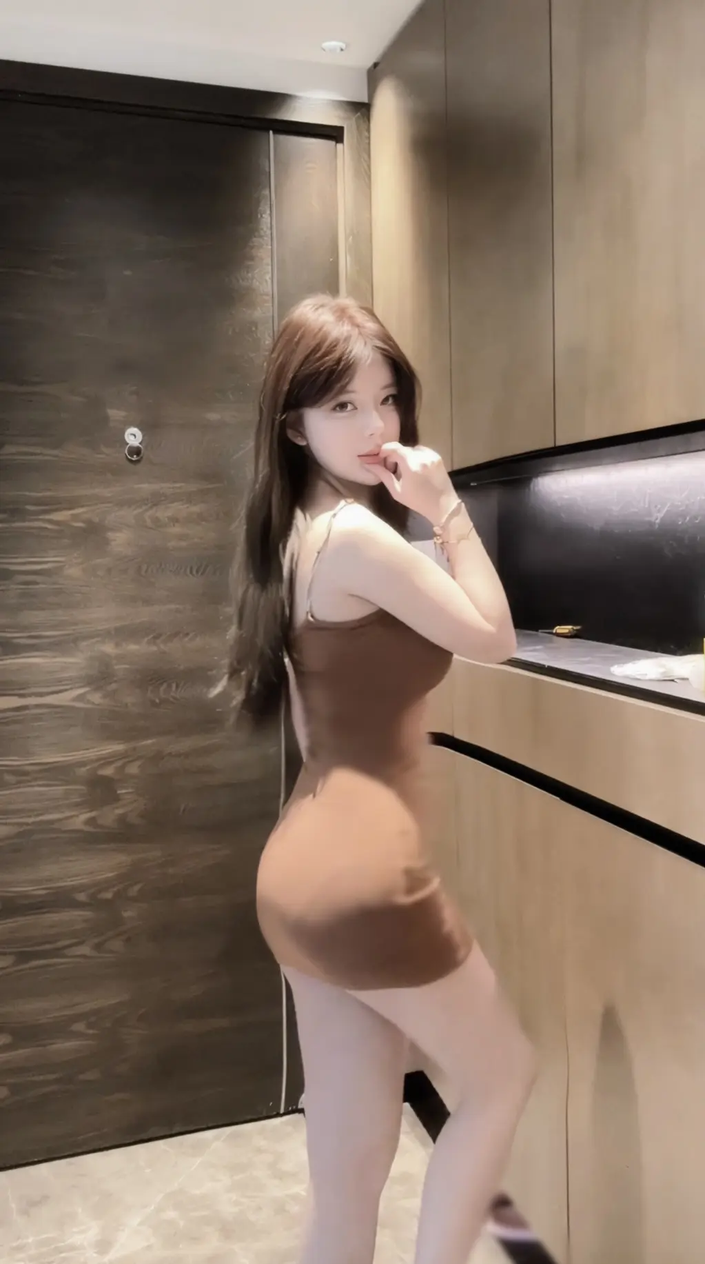 不敢聊啊 聊着聊着他鞋没有了 没钱加油了 房租也到期了 手机也坏了 好...