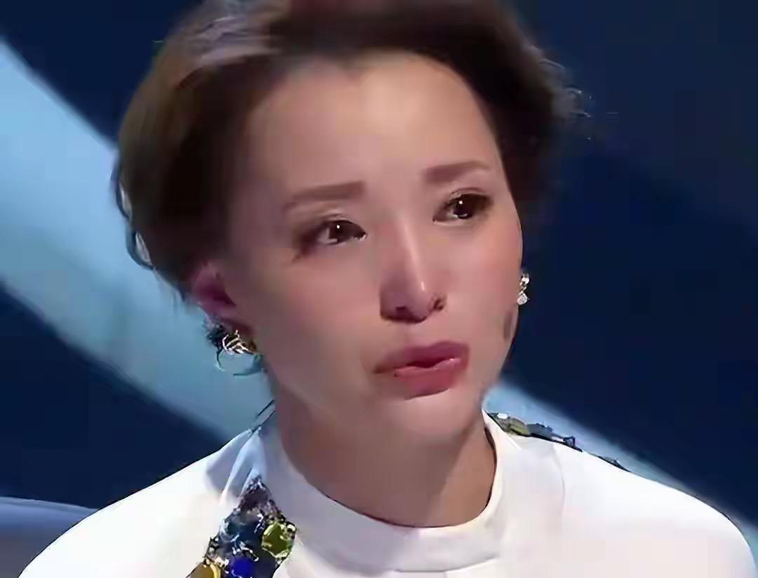 董卿为什么从央视一姐到消失不见？

事实上董卿不是一天的功夫就消失的，从她201