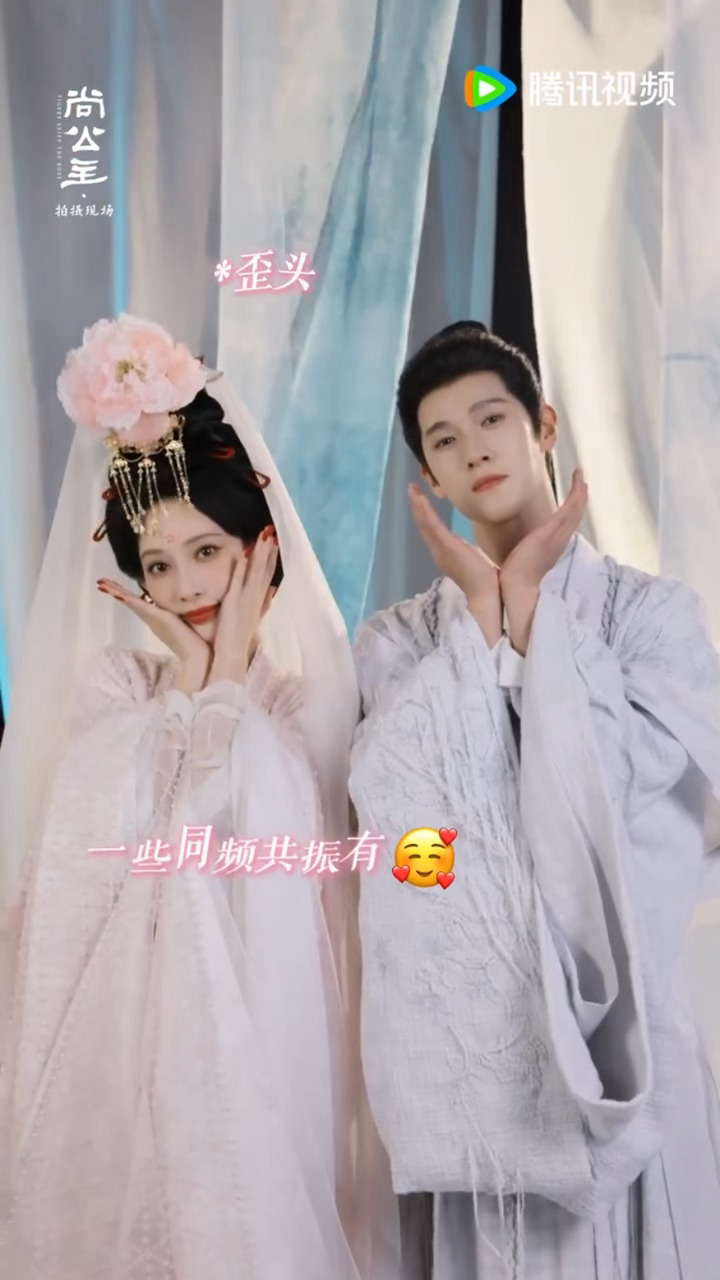 李昀锐孟子义你俩是对方的学人精哎！！！🥰李昀锐孟子义互相模仿拍照动作 ​​​