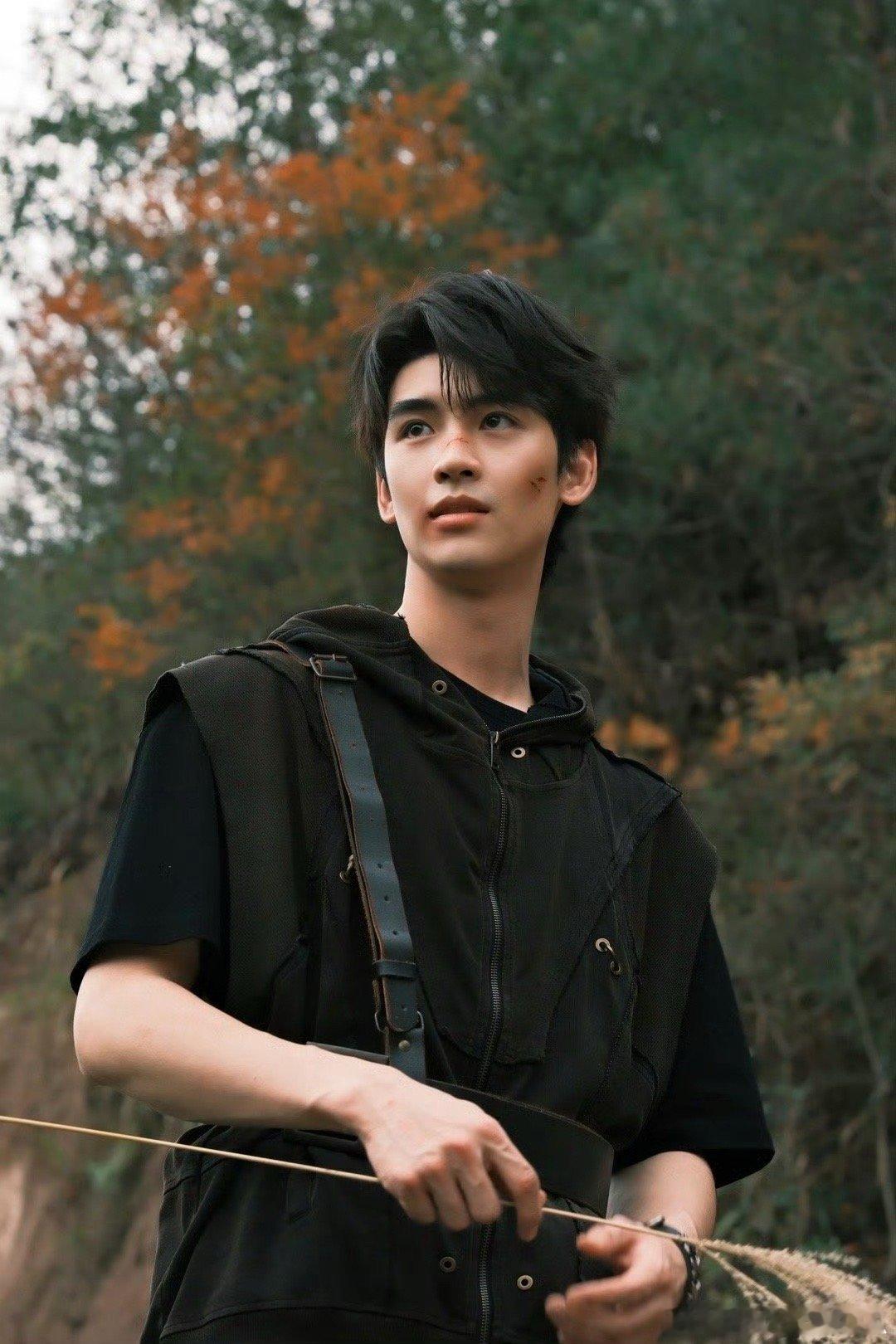 黄俊捷分享 剧组的金十三，战损妆特别帅！ 