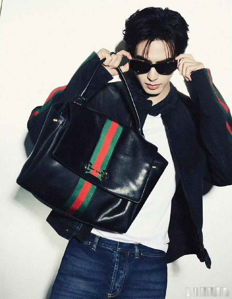 宋威龙张凌赫同品牌同姿势宋威龙张凌赫同品牌同姿势，来一起感受一下来自顶级浓颜帅哥