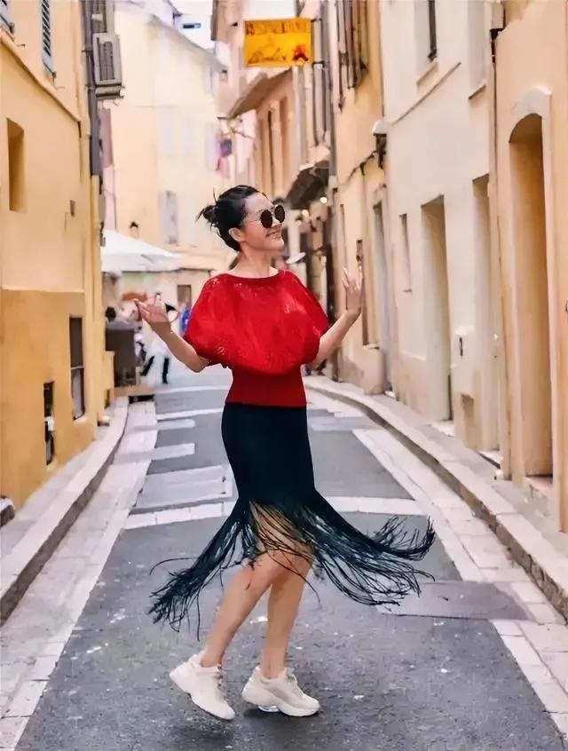 哈哈，她是不是很多人都“羡慕嫉妒”的对象呢？

人家从小就天生丽质、家境优渥；现
