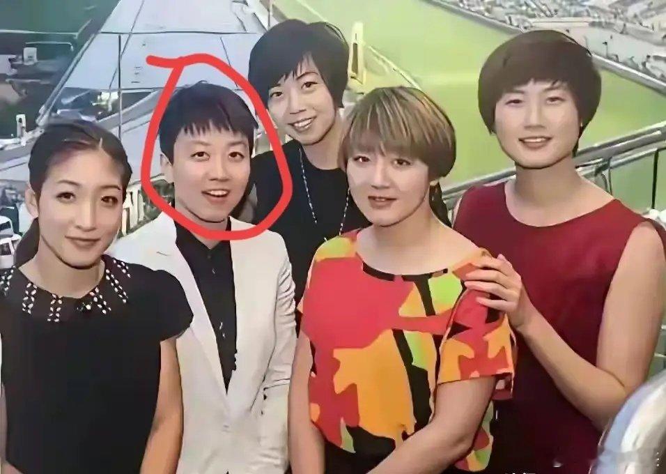 很好奇这人是谁呢？能给在刘诗雯icon、张怡宁icon、陈梦icon、丁宁ico