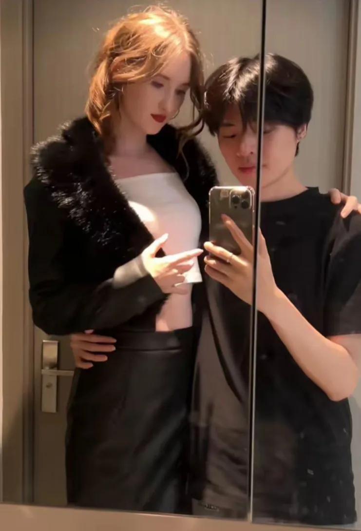 女孩身材高大，金发碧眼，应该是一个外国人，小伙倒是长了一张东方面孔，身材虽然不高