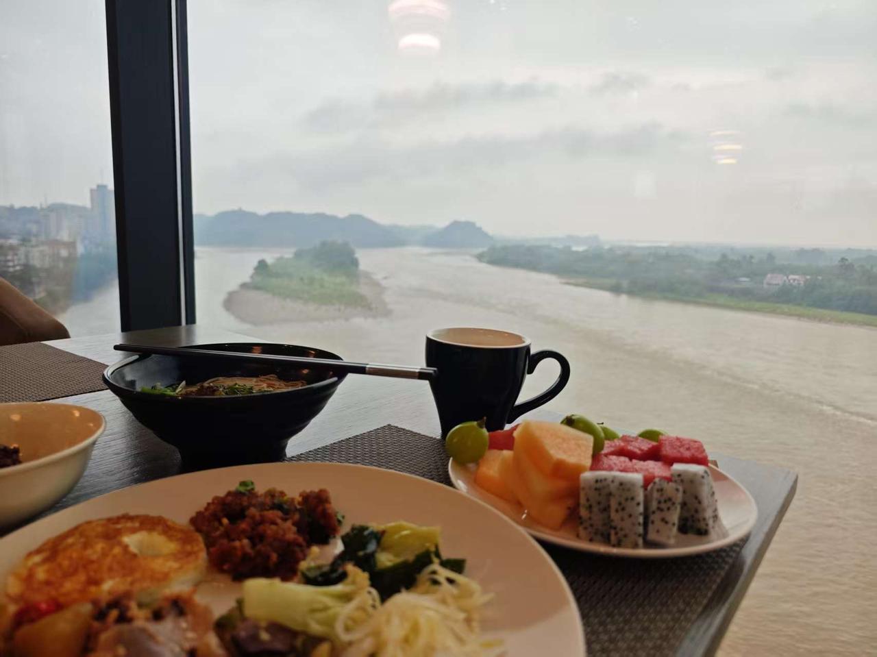 分享一张你最近相册里治愈的随手拍这个早餐格外不同，烟雾缭绕的景色中，看不清又看得