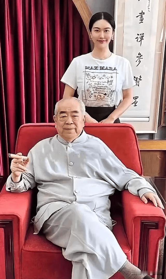 相差五十岁的这俩人都结婚生孩子了，让剩下的几千万光棍都怎么办呢？
男人的魅力不止