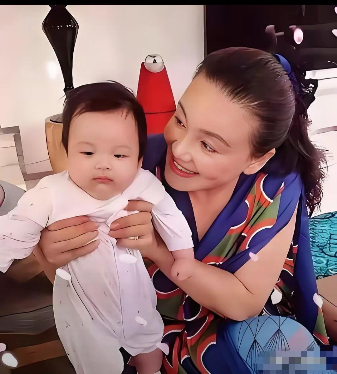 网上说，张兰怀里抱着的是小汪宝儿！错了，那可不是马筱梅和汪小菲所生的孩子，这个孩