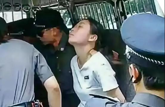 2004年，福州看守所，方晓红被执行“注射死刑”前，斜靠在车玻璃上，仰着头，特别