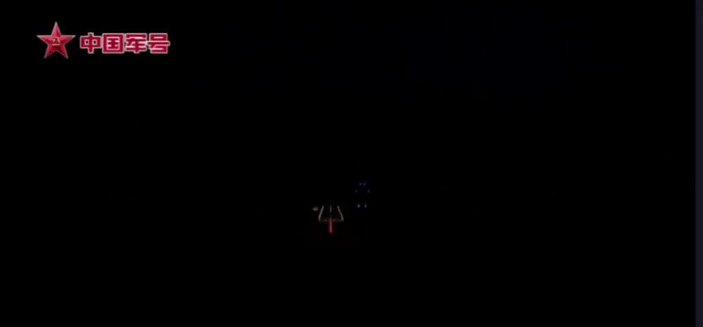 第一视角下的，歼-15舰载机夜间着舰。这也太舰载机飞行员，在漆黑的夜间，就靠仪表