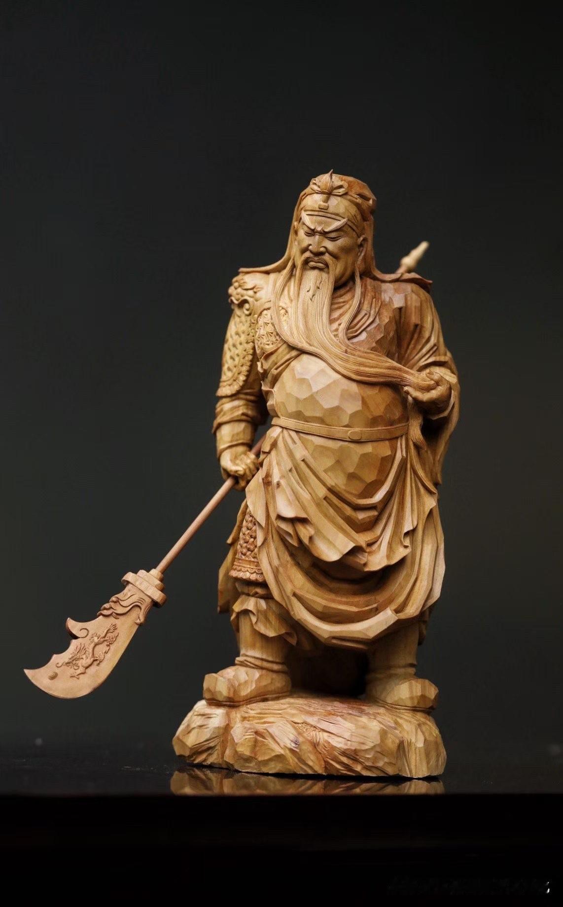 关公题材很多，真正难雕的不是刀，而是气。

老山檀香温润沉稳，以块面刀法塑造立刀