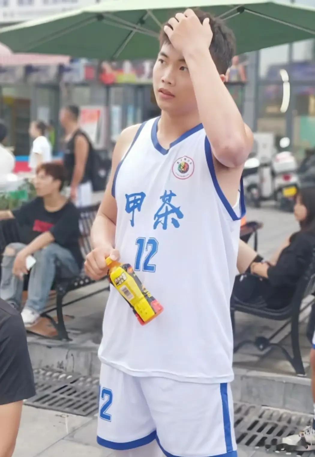 手机直播亲眼看着儿子赛场倒地离世，民间球赛急救再引反思

隔着手机直播，眼睁睁看