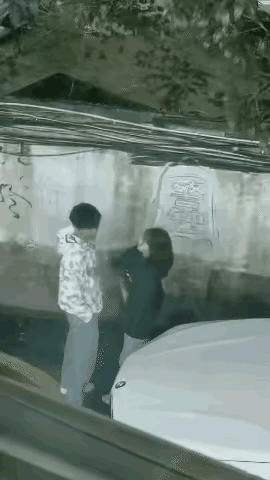 网友拍下路边女子怒扇男生耳光，男生全程默默承受
